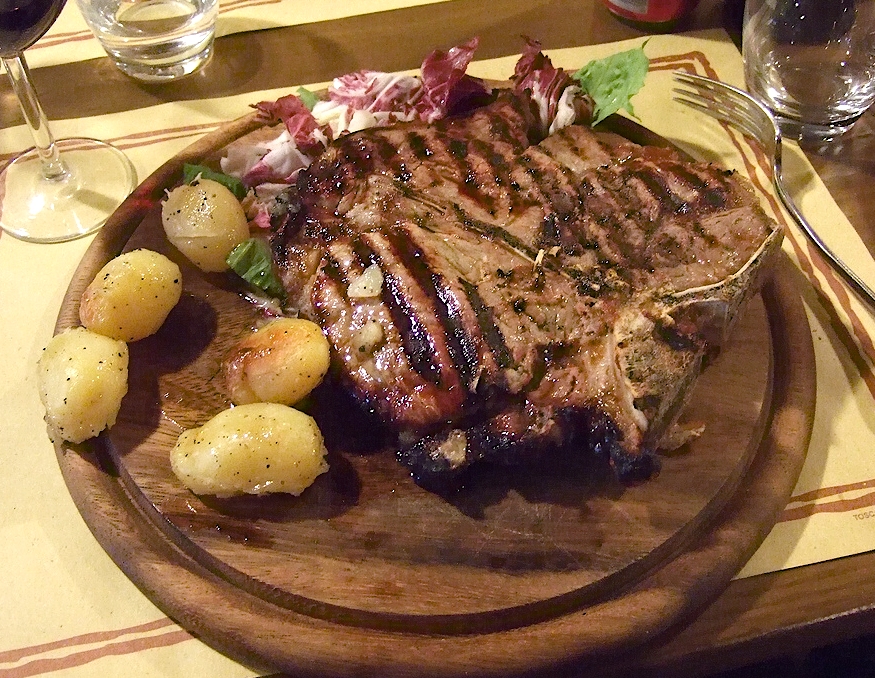 Bistecca alla Fiorentina, tradycyjny stek z Toskanii na talerzu