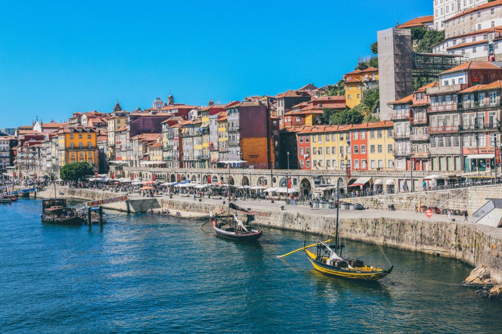 Kolorowe domy i tradycyjne łódki w dzielnicy Ribeira w Porto