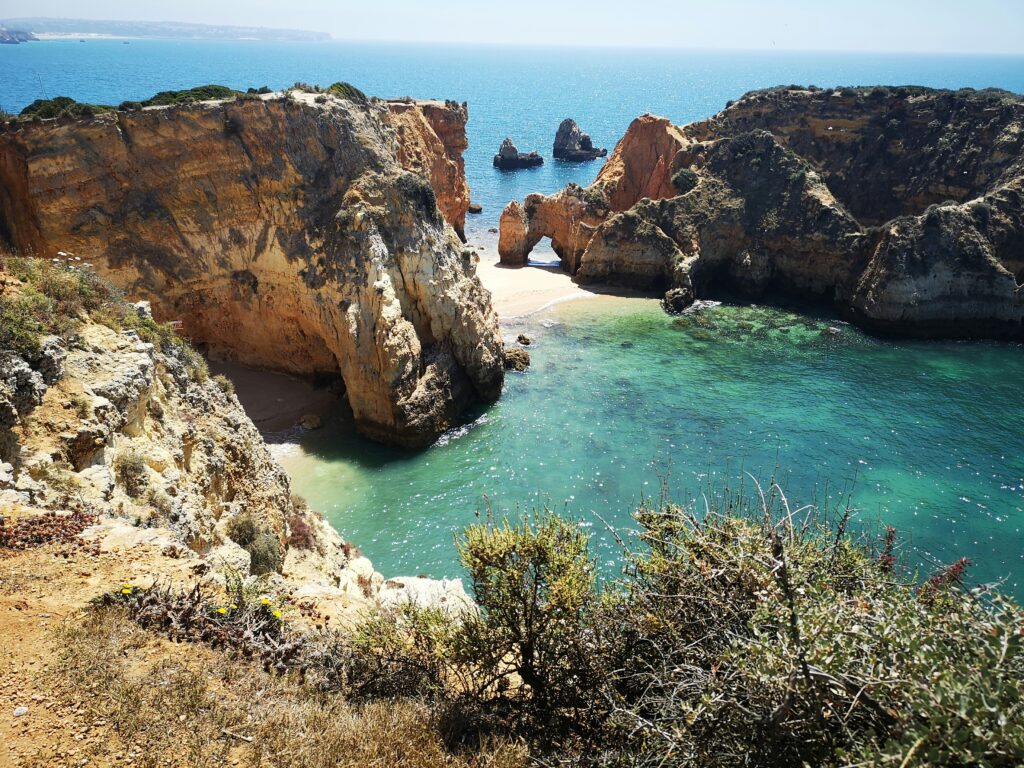 Skaliste klify i złote plaże w regionie Algarve, popularne miejsce wypoczynku